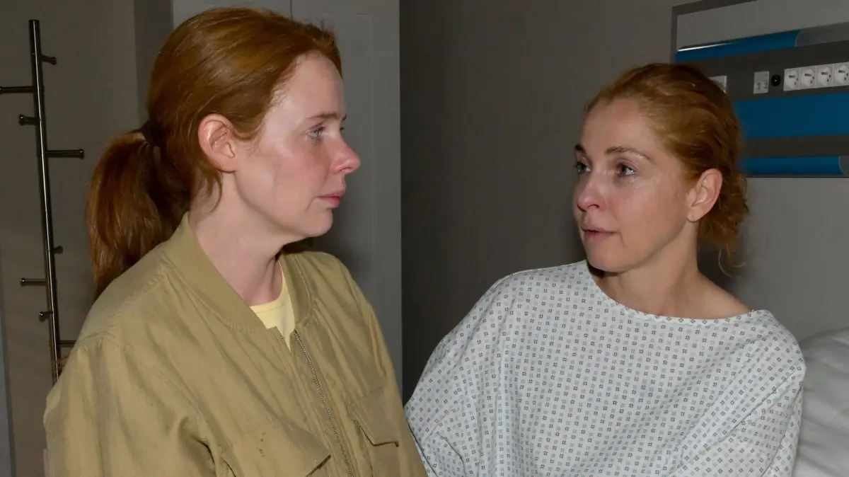 Toni (Olivia Marei) weiß jetzt, dass Nina (Maria Wedig) nicht ihre leibliche Mutter ist.