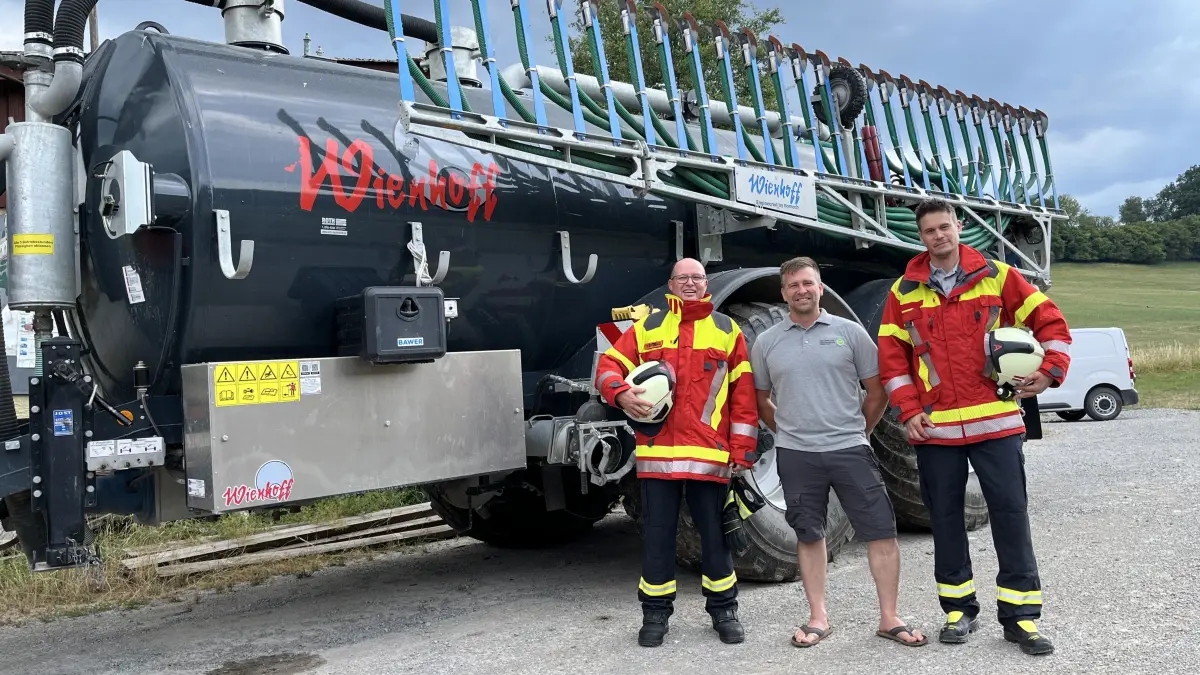 Das Güllefass voll Löschwasser ist ab sofort auf dem Weg von Manfred Kohnle im Imberger Weg in Bühlerzell stationiert, der selbst nicht zum "Übergabetermin" erscheinen kann. Dafür der Kommandant und sein Stellvertreter der Freiwilligen Feuerwehr Bühlerzell, Patrick Rechtenbacher (links) und Rainer Kunz, sowie Lorenz Maisch, Vorsitzender des Maschinenrings Schwäbisch Hall und selbst Landwirt aus der Gemeinde.