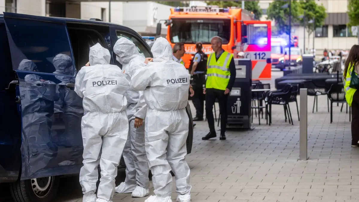 Polizeieinsatz in Stuttgarter Einkaufszentrum: 23.07.2025, Baden-Württemberg, Stuttgart: Beamte der Spurensicherung stehen bei einem größeren Polizeieinsatz vor einem Einkaufszentrum in der Innenstadt. In dem Einkaufszentrum ist eine Person schwer verletzt worden. Nach Auskunft der Polizei ist der unbekannte Täter flüchtig und wird gesucht. Foto: Christoph Schmidt/dpa +++ dpa-Bildfunk +++