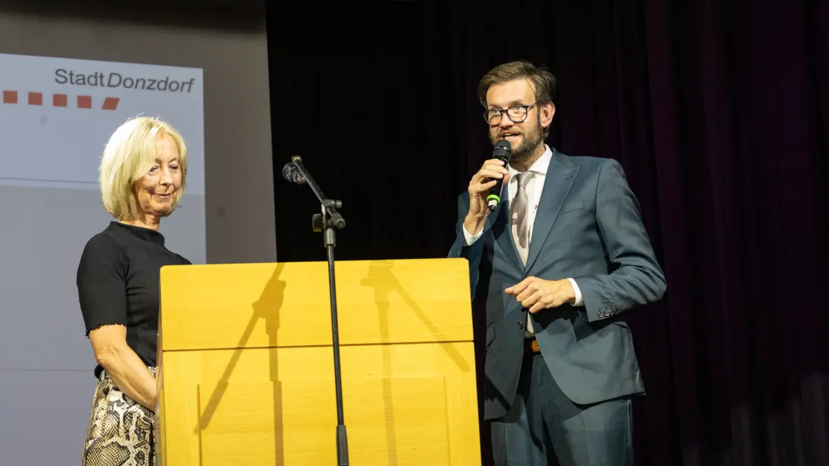 Am Mittwochabend ist Bernd Schwartz als neuer Bürgermeister von Donzdorf ins Amt verpflichtet worden. Hunderte geladene Gäste füllten die dortige Stadthalle