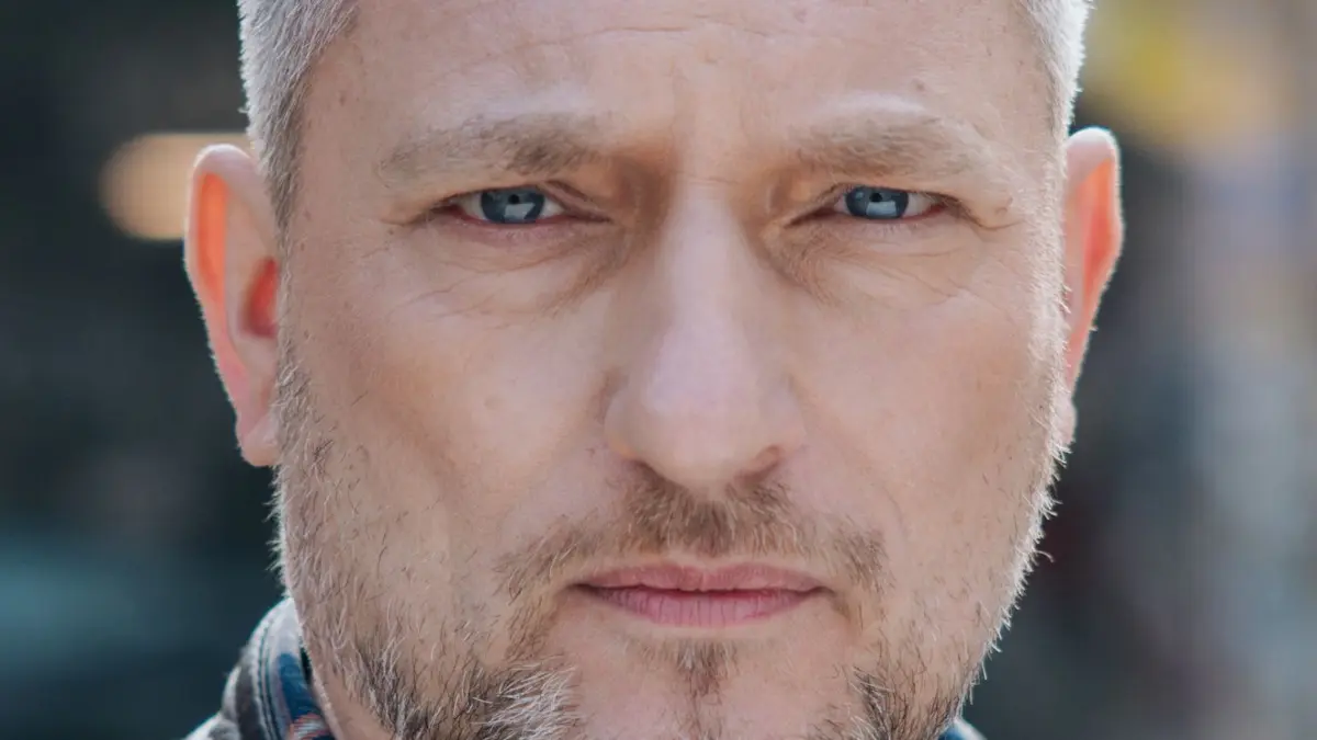 GZSZ-Liebling Michi Bode (Lars Pape) wird von der Polizei überrascht.