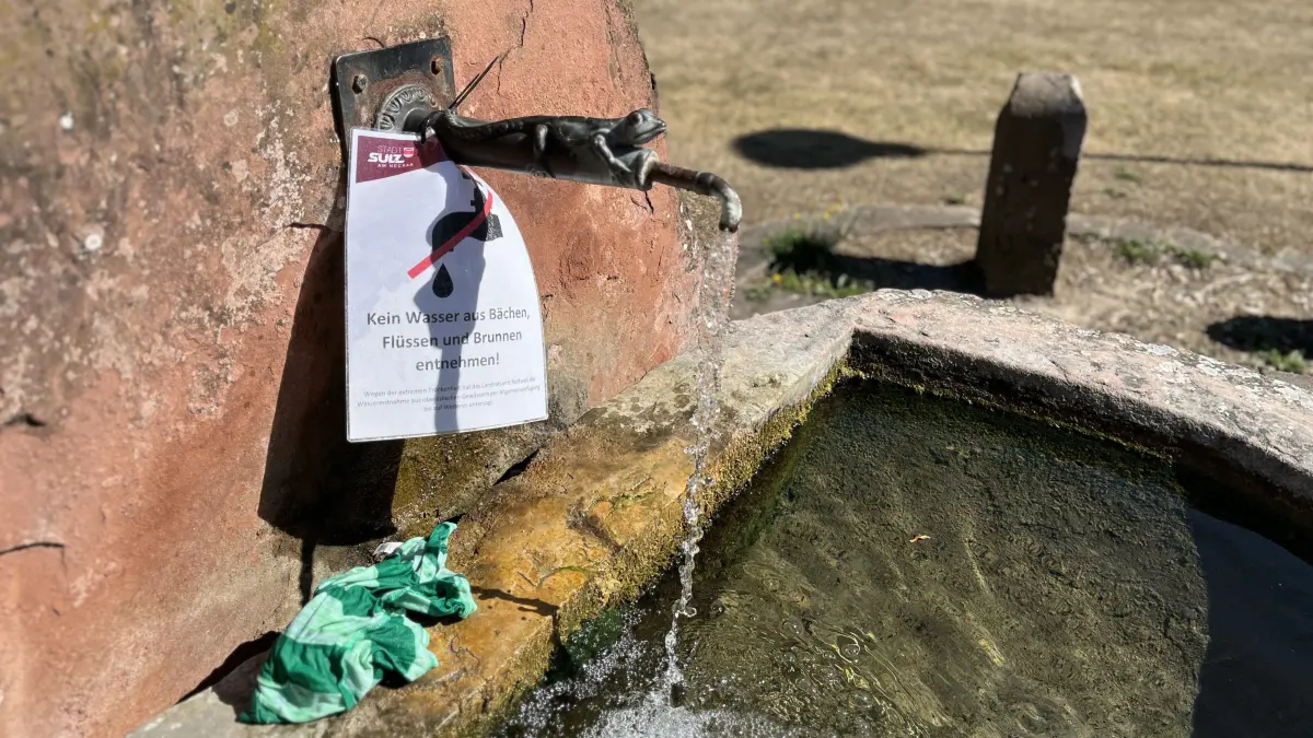 Die Trockenheit setzt den Quellen in Sulz zu. Deshalb fordert die Stadt dazu auf, Trinkwasser zu sparen. An den Brunnen – wie hier in Renfrizhausen – hängen Verbotsschilder.
