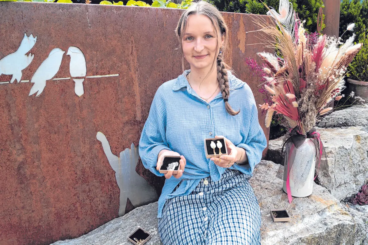 Mit Macramé hat Isabel Wiedeman angefangen, dann haben Schmuck und Floristik ihr Interesse geweckt. Nach Floristik-Kursen ist sie Fachfrau vor allem für Wedding-Deko aus Blumen. Beim Schmuck-Design hat sie auf „Learning by Doing“ gesetzt.
