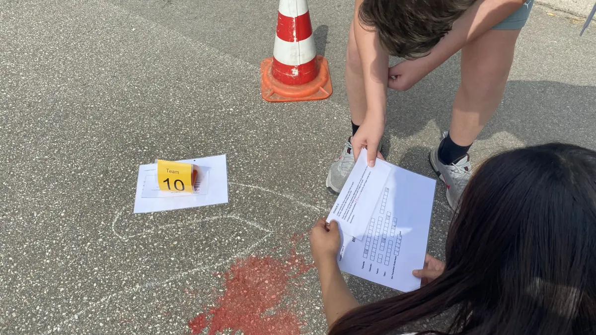 War es Mord? Per vermessungstechnischem Fachwissen lösen die Schüler bei der Aktion "Mord am Groggensee" einen Kriminalfall.