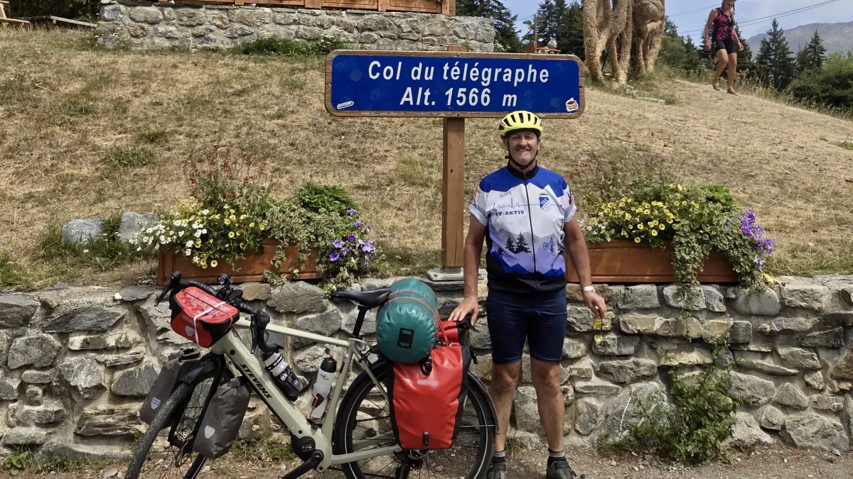 Lothar Schmuker in den französischen Alpen auf dem Weg zum Col du Galibier, wo die Königsetappe der Tour de France stattfinden wird.