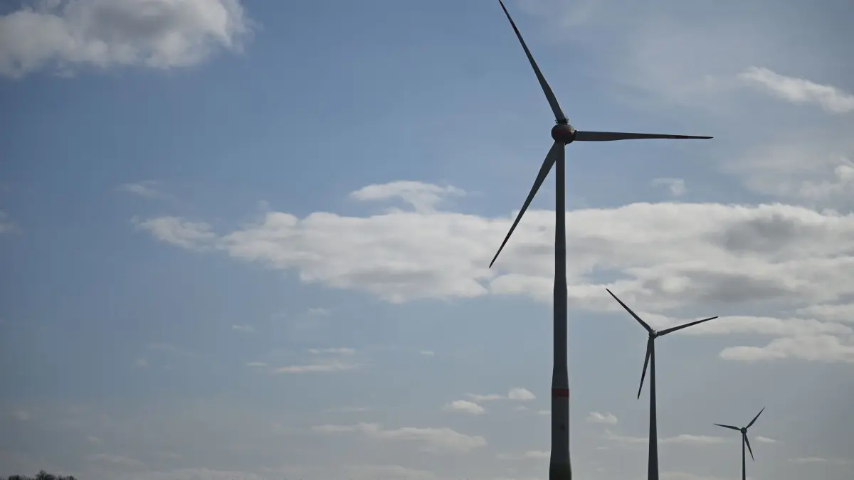 Windenergie: ARCHIV - 12.03.2026, Rheinland-Pfalz, Mainz: Windenergieanlagen stehen im Windpark Mainz-Hechtsheim. (zu dpa: «Rheinland-Pfalz beim Ausbau von Windenergie im Mittelfeld») Foto: Michael Brandt/dpa +++ dpa-Bildfunk +++