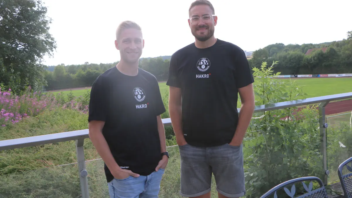 Der zweite Vorsitzende (links) mit Fußball-Abteilungsleiter Patrick Mühlenstedt auf der Terrasse des Vereinsheims vom TSV Schrozberg mit Blick auf den Rasenplatz.