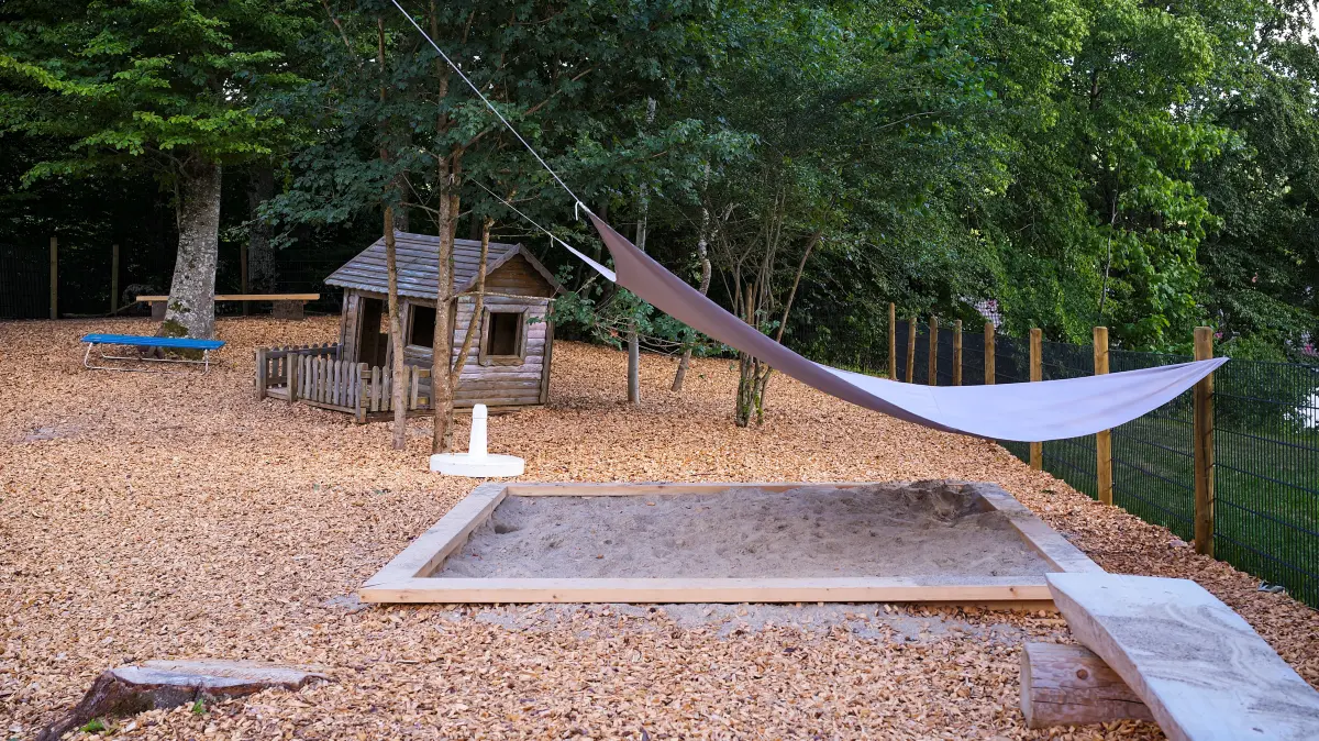 Wegen der Baustelle fehlt nun der Garten im Kindergarten Bueloch. Damit die Jungs und Mädchen aber trotzdem draußen spielen können, hat der städtische Bauhof kurzerhand das angrenzende Grundstück in einen temporären Spielplatz umgewandelt.