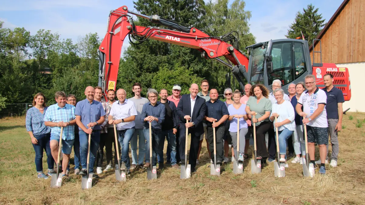 Spatenstich Kindergarten-Neubau Bahnhofstraße Gaildorf mit Bürgermeister Stephen Brauer, Vertretern der Stadtverwaltung, der Baufirma, des Architekturbüros und des Gemeinderats.