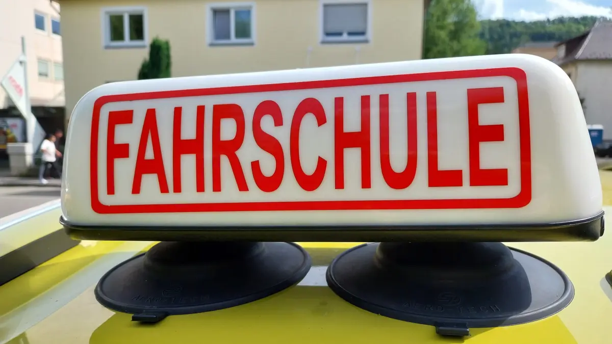 Geht es nach der Bundesregierung, soll die Fahrschulausbildung in Deutschland günstiger und digitaler werden. Kritik an der geplanten Reform gibt es auch aus dem Zollernalbkreis.