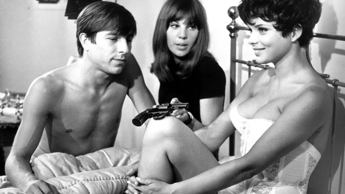 Dreharbeiten „Zur Sache Schätzchen“: ARCHIV - 31.07.1967, Bayern, München: ARCHIV - Hauptdarsteller Werner Enke mit seiner Kollegin Uschi Glas (r-l) und Regisseurin May Spils bei Dreharbeiten zu einer Bettszene für den Film "Zur Sache Schätzchen" im August 1967. (zu dpa: ««Zur Sache, Schätzchen»-Schauspieler Werner Enke gestorben») Foto: Brix/dpa +++ dpa-Bildfunk +++