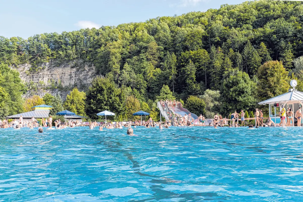 An heißen Tagen lockt das Rottenburger Freibad. Wer in der Innenstadt unterwegs ist, sollte sich unbedingt ein Eis zur Abkühlung gönnen, am liebsten gleich mehrere Sorten. Noch mehr Urlaubsfeeling bieten die Terrassen der Rottenburger Gaststätten, hier kann man sich kulinarisch verwöhnen lassen. Urlaub pur. Fotos: Stadtwerke Rottenburg/Anna Maria Jaumann