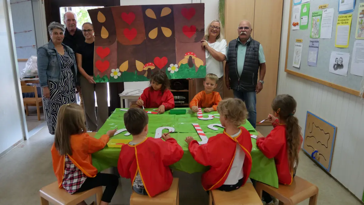 Kinder in Pappelau baseln an Märchen-Motiven für ihren Umzugswagen zum Kinderfest am Montag.