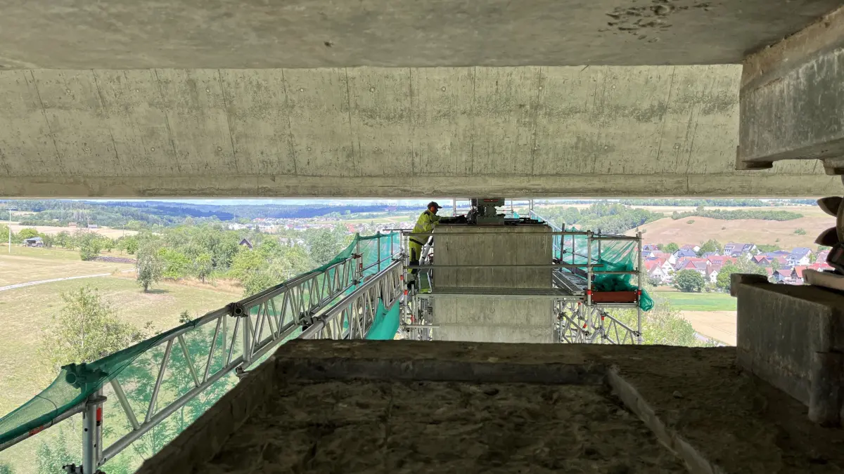 Arbeiten in schwindelerregender Höhe an der Mühlbachtalbrücke der A81 hoch über Mühlheim.