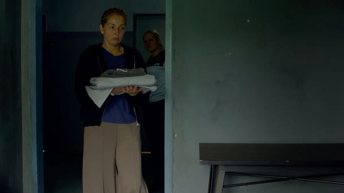 Nina (Maria Wedig) muss nach ihren Taten ins Gefängnis.