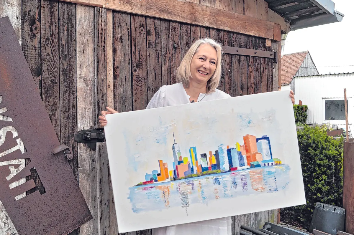 Susanne Baur mit Ölbilder, sowie Bleistift-, Kreide- und Kohlezeichnungen ⇥Foto: Petra Starzmann