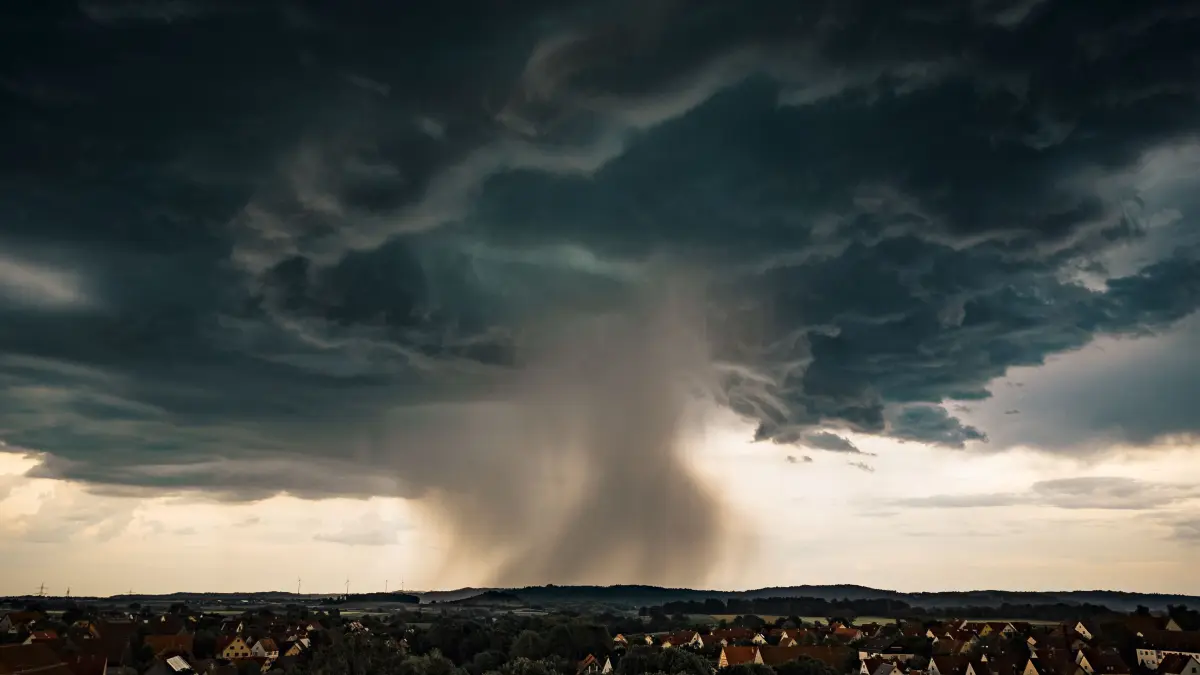 Gewitter über Hall: Gewitterzelle über Schwäbisch Hall Regenwolken Sturm Foto: Michael Kühneisen