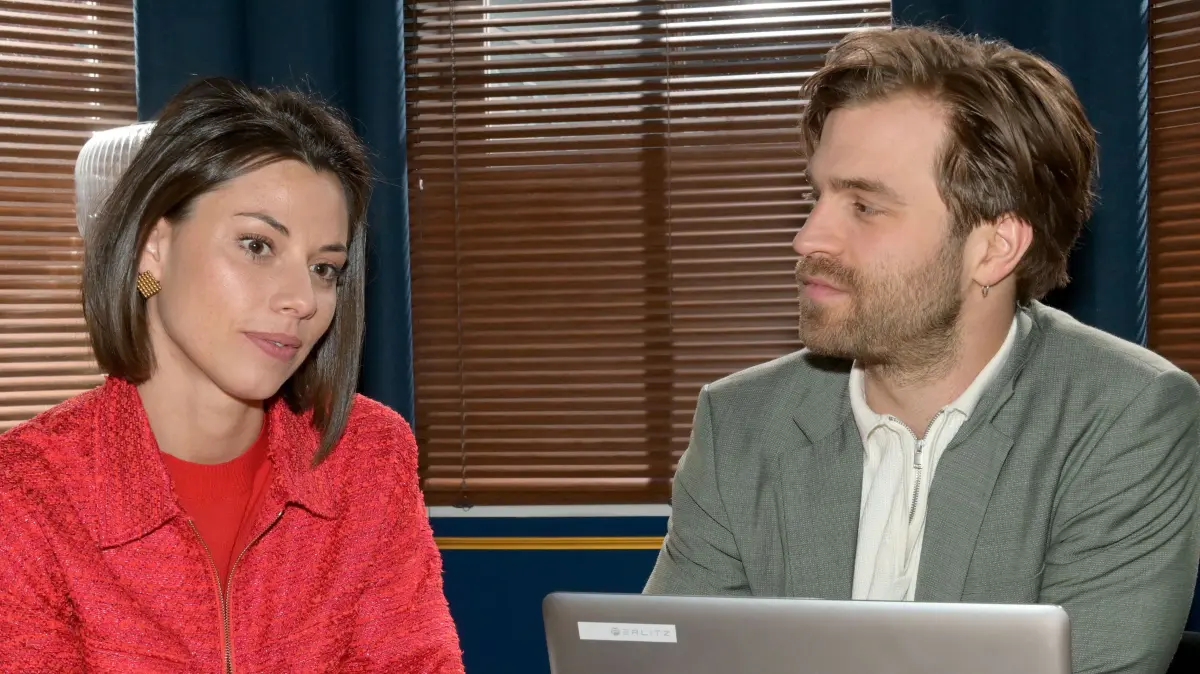 Matilda (Anna-Katharina Fecher) ist stolz auf ihren Bruder Julian (Onno Buß).