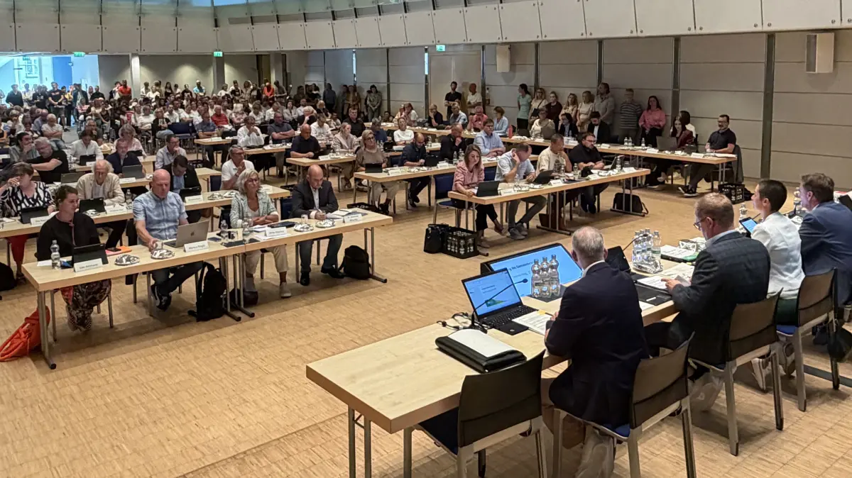Die Sitzung des Albstädter Gemeinderats findet wegen des hohen Interesses der Bevölkerung in der Festhalle Ebingen statt.