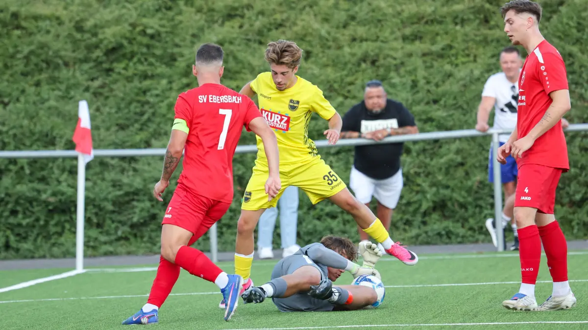 SV Ebersbach - 1. FC Heiningen: SV Ebersbach - 1. FC Heiningen
David Brodbeck (28) SV ist schneller am Ball als Bent Hofele (35 FC