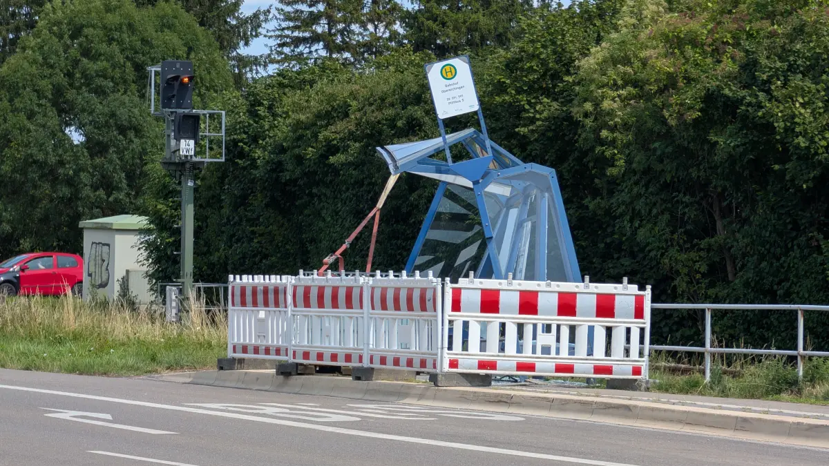 Trotz des erhöhten Busbordsteins ist ein Bus in Oberelchingen von der Fahrbahn abgekommen und hat ein Haltestellenhäuschen beschädigt.