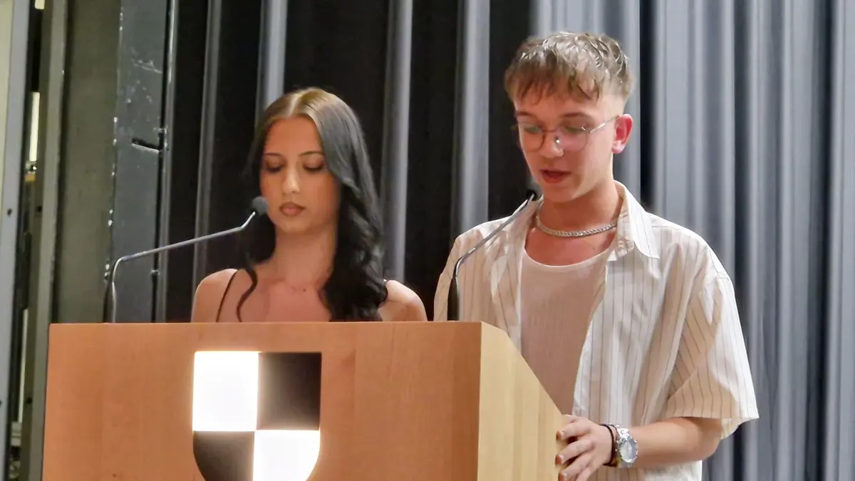 Die Schülersprecher Aleksandar Jankovic und Lana Nikolic bei ihrer Abschlussrede.