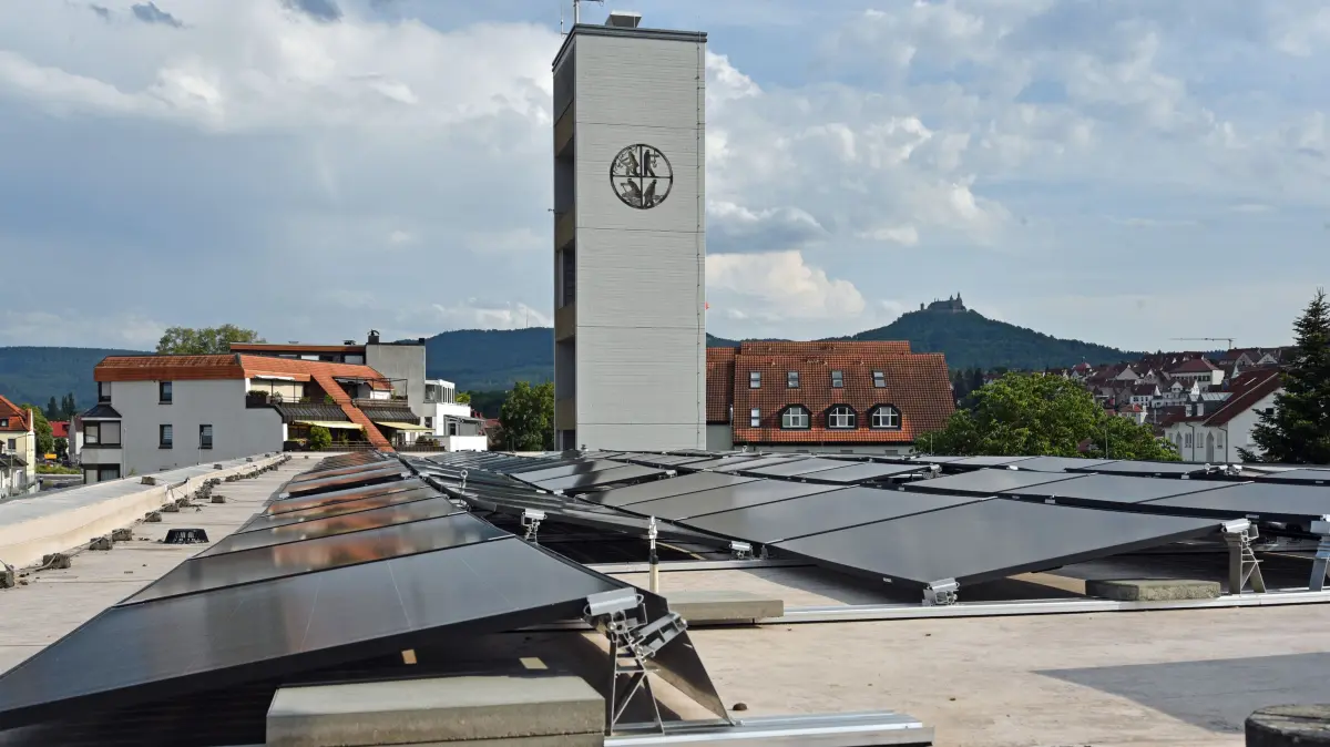 Auf die drei Hauptdächer des Feuerwehrhauses ist die Photovoltaikanlage verteilt.