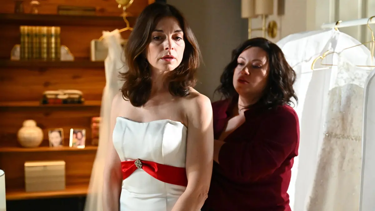 Gabriella Perez (Bianca Hein, l.) und ihre Halbschwester Vanessa Steinkamp (Julia Augustin) bei der Brautkleid-Anprobe