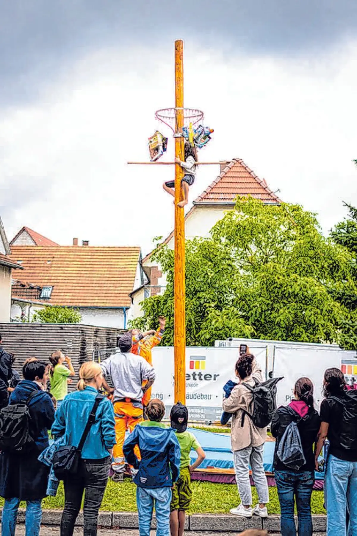 Das Sommer- und Kinderfest in Rosenfeld bietet unter anderem einen Kletterbaum, von dem sich Kinder Spielzeug „pflücken“ können, einen Rummel und Musik von der Stadtkapelle Rosenfeld.⇥Fotos: Bettina Huonker