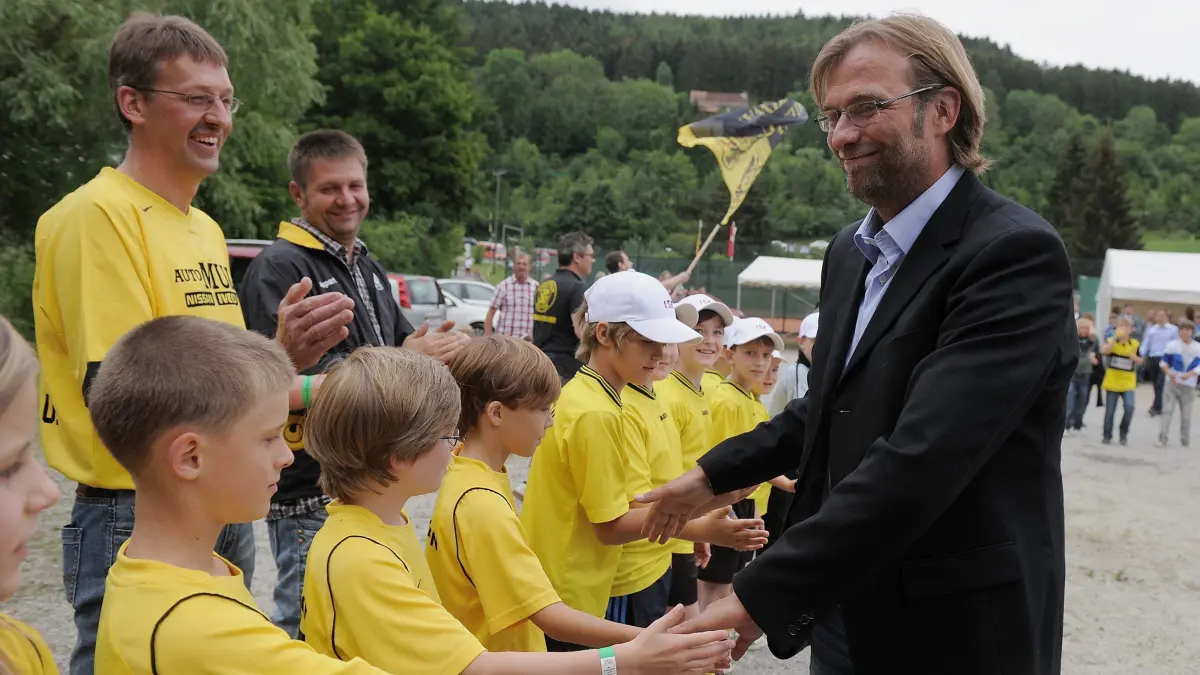 FUSBALL Meistertrainer Klopp (BVB Dortmund) beim Empfang im Heimatort Glatten: Vorsicht: Dieses Foto ist möglicherweise nur für den einstigen Verlag Schwäbisches Tagblatt verwendbar. FUSSBALL 1. BUNDESLIGA SAISON 2010/2011 10.06.2011
Meistertrainer Juergen Klopp (re, Borussia Dortmund) mit Jugendspielern des SV Glatten. Beim Empfang auf dem Sportgelaende seines Heimatverein SV Glatten
(Kreis Freudenstadt)
FOTO: Pressefoto ULMER/Markus Ulmer
xxxNOxMODELxRELEASExxx