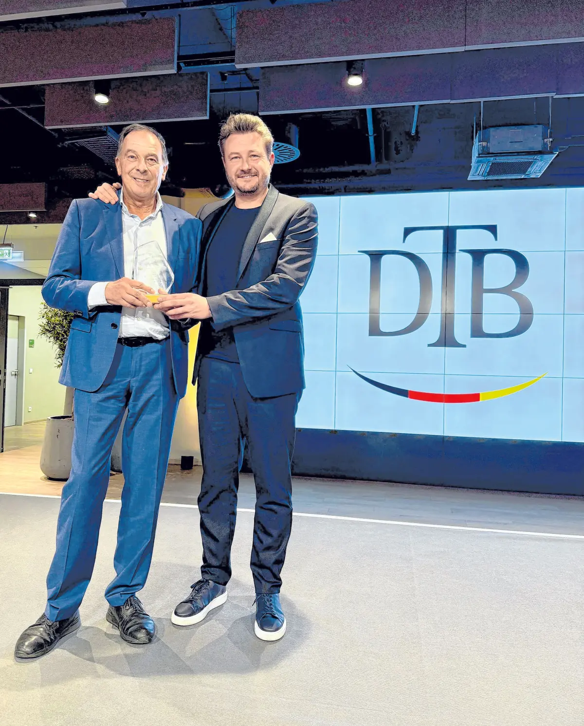 Thomas Bürkle, Turnierdirektor Sport (links), und Turnierchef Andreas Fechter bei der Auszeichnung für die CTS Ladies Open Hechingen.⇥Foto: Privat