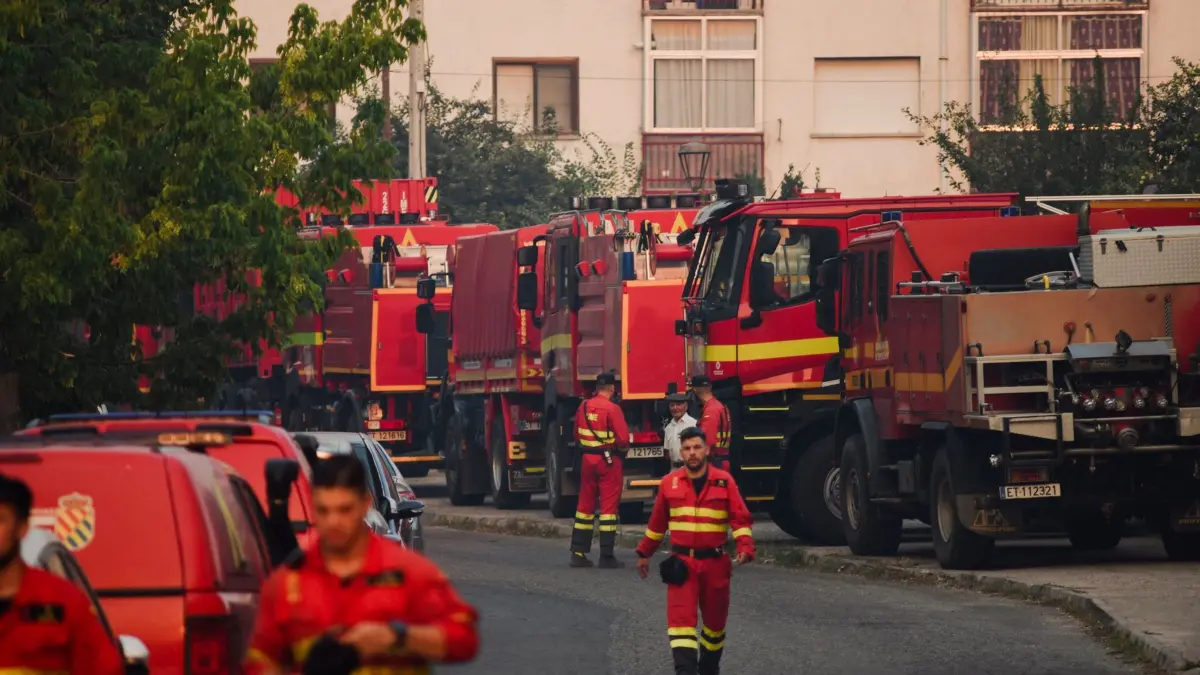 Brände in Spanien: 24.07.2026, Spanien, Burgohondo: Lkw der Militärischen Notfalleinheit (UME) stehen in Burgohondo. Das Feuer, das die Kapazitäten der Feuerwehrteams zur Eindämmung übersteigt, hat dazu geführt, dass Burgohondo, Navaluenga und El Tiemblo abgeriegelt wurden. Foto: Mateo Lanzuela/EUROPA PRESS/dpa +++ dpa-Bildfunk +++