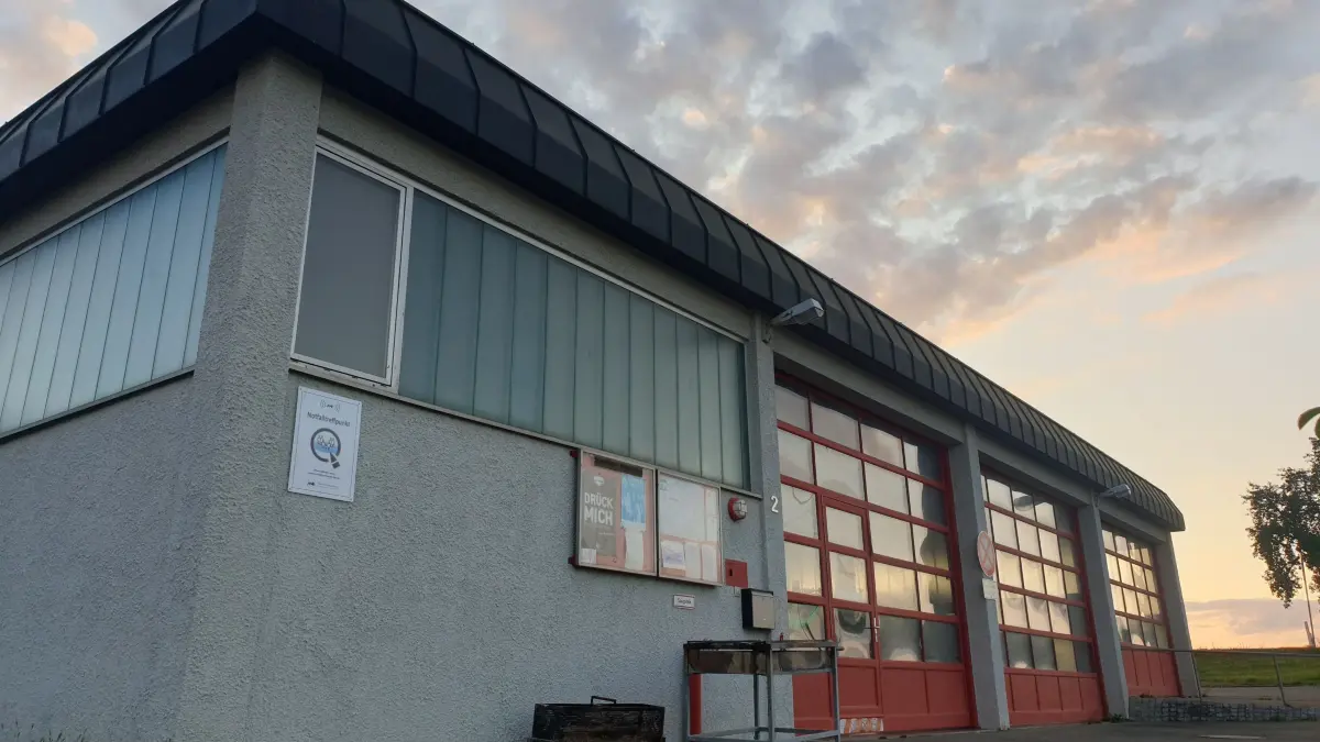 Der Notfalltreffpunkt der Gemeinde Öpfingen ist am Feuerwehrgerätehaus. Ein entsprechendes Schild hat die Feuerwehr dort angebracht.