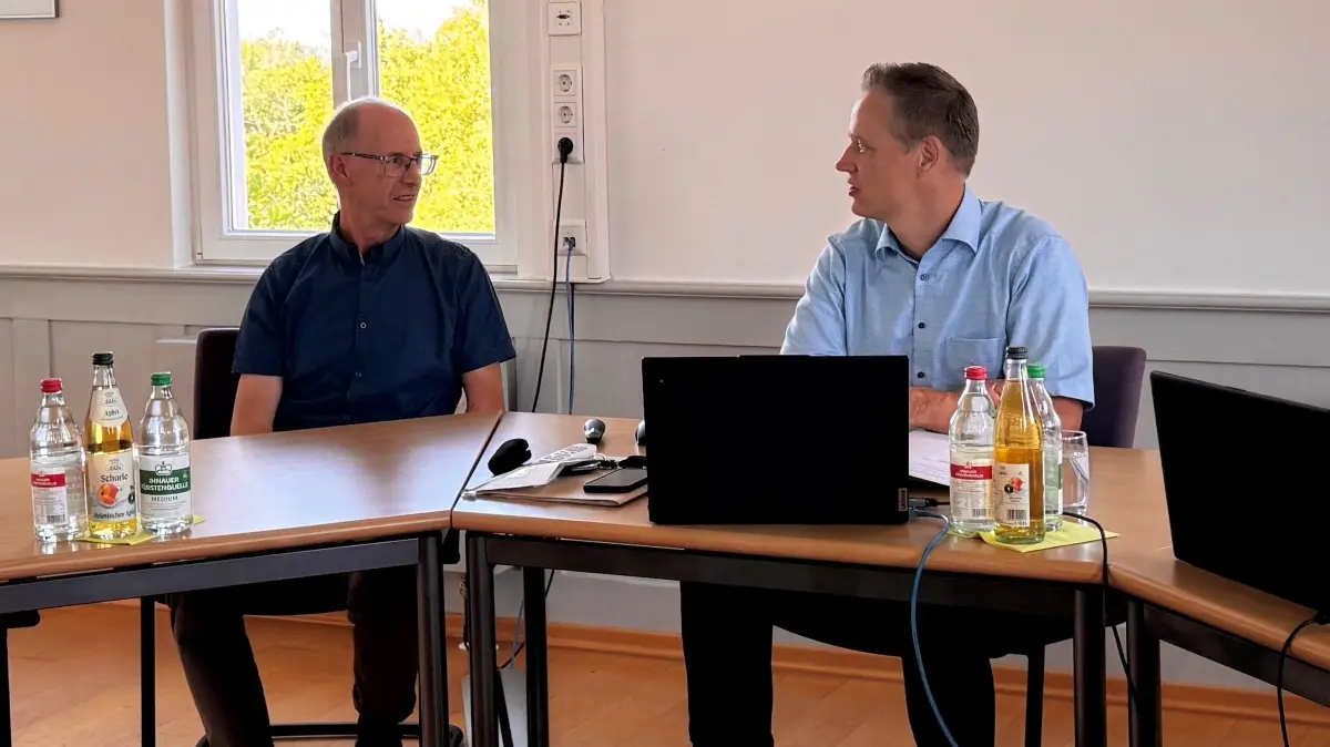 Andreas Beiter, der Sachgebietsleiter der Unteren Jagdbehörde des Landkreises (links), erläuterte Bürgermeister Horst Lehmann und den Gemeinderäten die rechtlichen Hintergründe und den Ablauf zur Erstellung des neuen Jagdkatasters.
