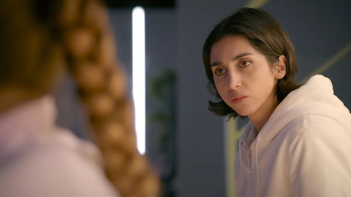 Leyla Öutürk (Suri Abbassi, r.) erfährt betroffen den wahren Grund hinter Elias Geheimnis. Links Joana Perez (Josephine Martz)