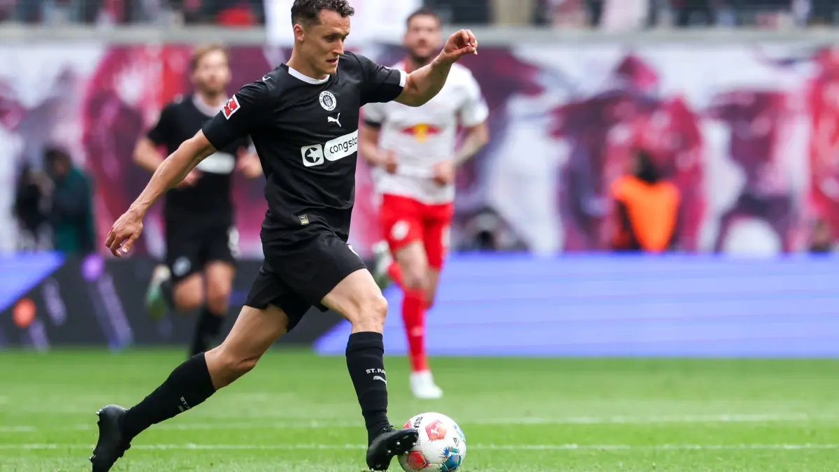 Martijn Kaars: ARCHIV - 09.05.2026, Sachsen, Leipzig: Fußball, Männer: Bundesliga, RB Leipzig - FC St. Pauli, 33. Spieltag, Red Bull Arena. Martijn Kaars (FC St. Pauli) in Aktion. (zu dpa: «FC St. Pauli verliert Test gegen AFC Bournemouth») Foto: Jan Woitas/dpa - WICHTIGER HINWEIS: Gemäß den Vorgaben der DFL Deutsche Fußball Liga bzw. des DFB Deutscher Fußball-Bund ist es untersagt, in dem Stadion und/oder vom Spiel angefertigte Fotoaufnahmen in Form von Sequenzbildern und/oder videoähnlichen Fotostrecken zu verwerten bzw. verwerten zu lassen. +++ dpa-Bildfunk +++
