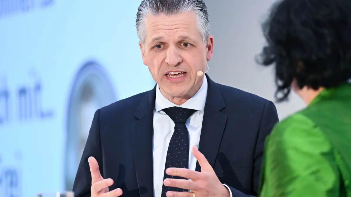 Thorsten Frei in Stuttgart: 24.07.2026, Baden-Württemberg, Stuttgart: Der CDU Politiker Thorsten Frei spricht vor einem Forum in der IHK in Stuttgart. Thorsten Frei soll neuer Vorsitzender der CDU-Fraktion im Bundestag werden. (zu dpa: «Frei nennt Probleme bei Kabinettsumbildung «Pech»») Foto: Bernd Weißbrod/dpa +++ dpa-Bildfunk +++