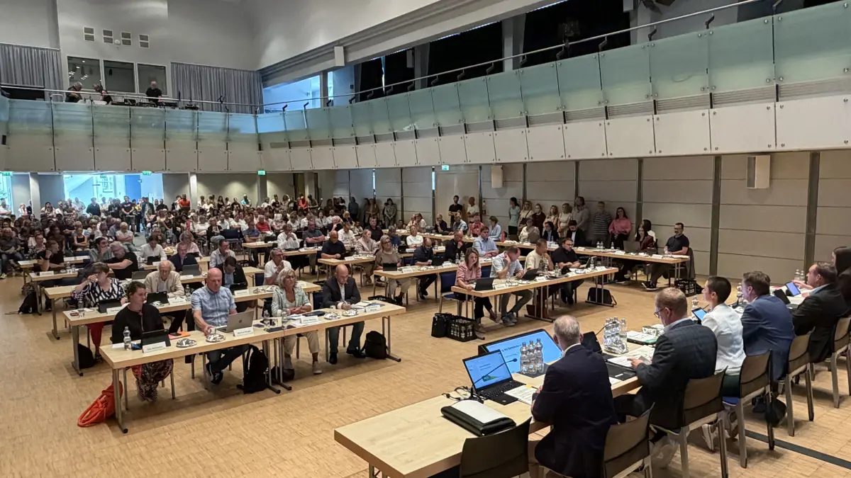 Die Gemeinderatssitzung in Albstadt wurde vorsorglich in die Festhalle Ebingen verlegt, um vielen Besuchern die Möglichkeit zu geben, die Sitzung zu verfolgen.