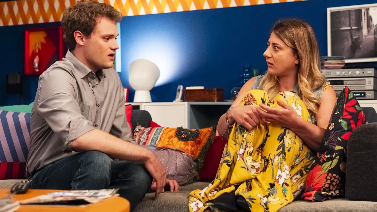 Bei „Dahoam is Dahoam“ ist Philipp (Philipp Schneider) von Sarahs (Sophie Reiml) Liebesgeständnis überrumpelt.