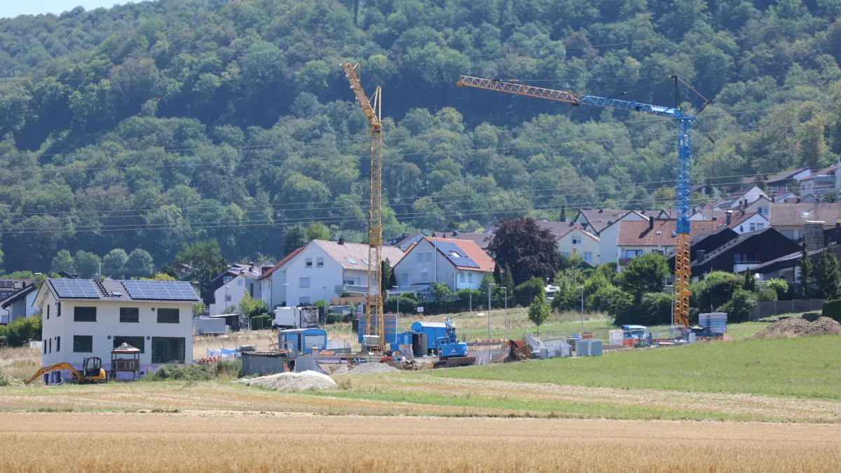 Das Baugebiet "Vor Buchhalden" wächst: Binnen drei Jahren müssen die geplanten Mehrfamilienhäuser stehen.