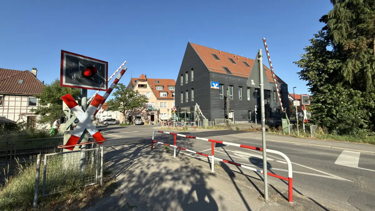 Tübingen Derendingen Regionalstadtbahn Bahnübergang Schranken Saiben