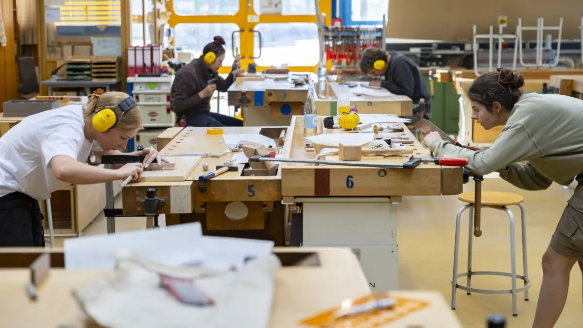 Gesellenprüfung der Schreiner in der Werkstatt der Gewerblichen Berufsschule Geislingen