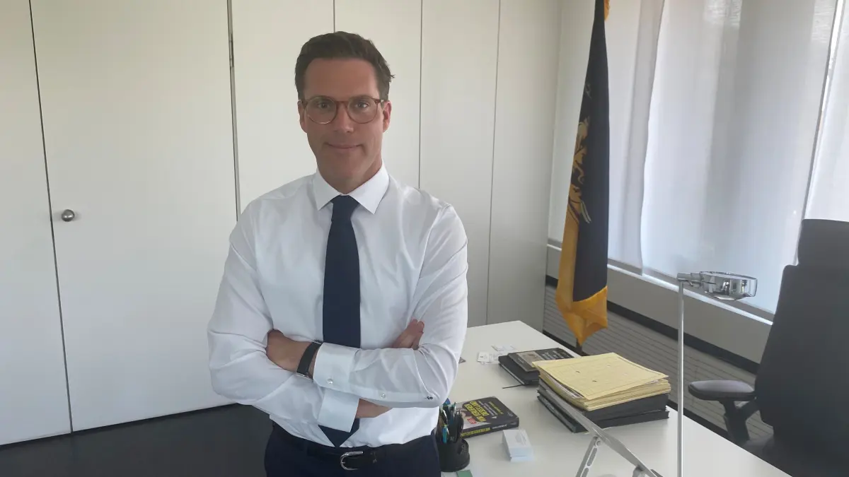 Innenminister Manuel Hagel in seinem Büro in Stuttgart. Die Einrichtung hat er von seinem Vorgänger Thomas Strobl übernommen - nur einen Stehtisch und ein Bild hat er noch hinzugefügt, sagt der Ehinger Landtagsabgeordnete.