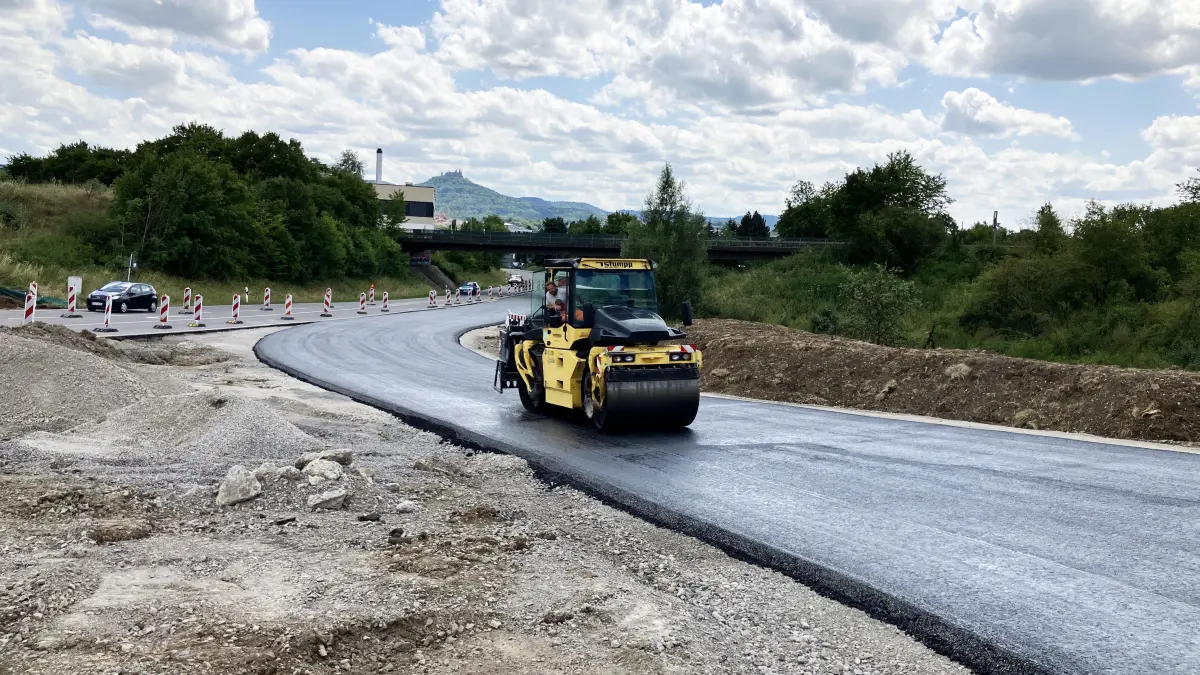 Die provisorische Umfahrung im Zusammenhang mit dem Neubau des Kreisverkehrs Lotzenäcker II ist fertiggestellt. Ab Montag, 27. Juli, kann darauf der Verkehr rollen.