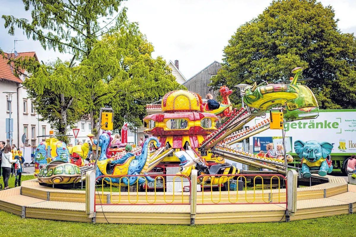 Das Sommer- und Kinderfest in Rosenfeld bietet unter anderem einen Kletterbaum, von dem sich Kinder Spielzeug „pflücken“ können, einen Rummel und Musik von der Stadtkapelle Rosenfeld.⇥Fotos: Bettina Huonker