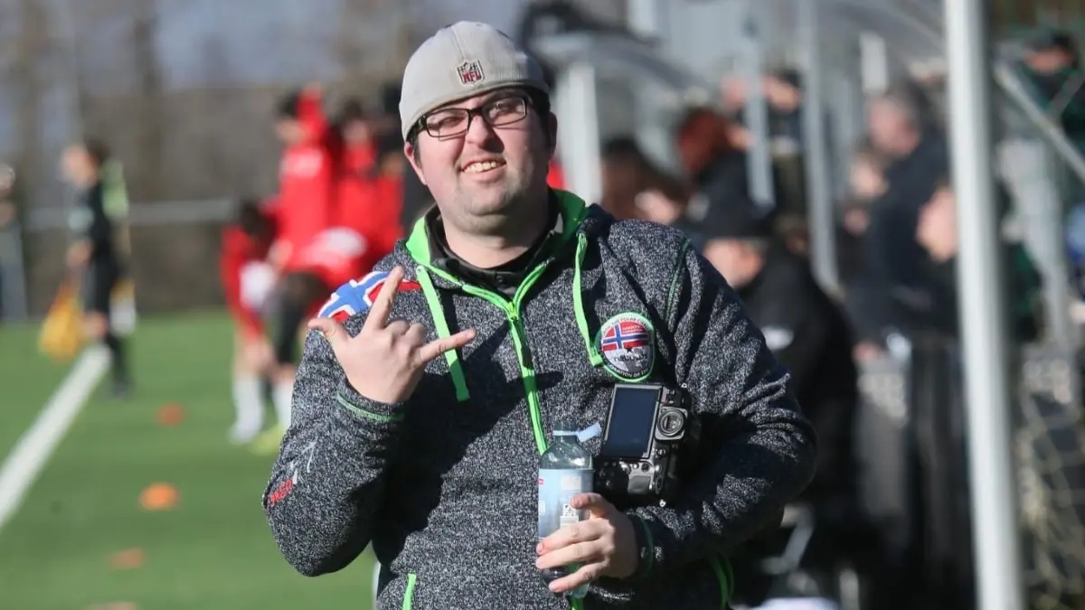 Sein Ausgleich zum Job in der Logistik ist seit seiner Teenagerzeit unverändert: Tobias Baur, inklusive seiner Kameras, ist an einem Sportplatz oder in einer Halle anzutreffen.