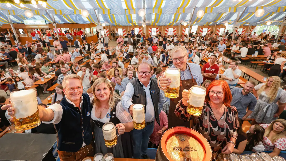 ERöffnung Jakobimarkt 2026 auf den Kocherwiesen in steinbach mit dem Fassanstich im Festzelt Papert - Peter Theilacker, Désirée Papert, Christian Papert, OBerbürgemeister Daniel Bullinger, Sabine Nestler,