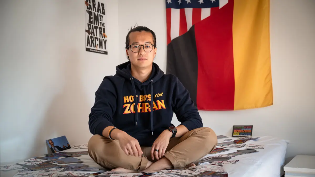 Wochengast Wy Ming Lin in seinem WG-Zimmer umgeben von den vielen Flyern, die er sonst in Stuttgart bei dem "democrats abroad"-Stand dabei hat.