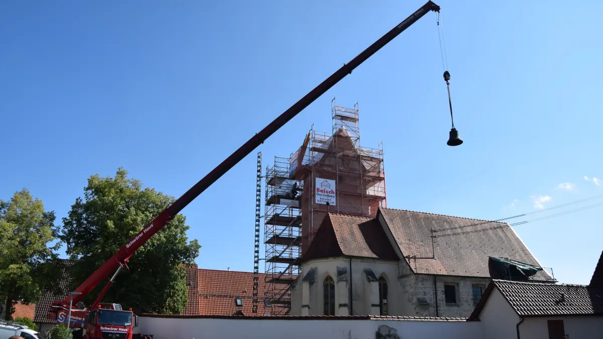 Ein großes Spektakel: Die Friedensglocke, die 1951 gegossen wurde und die Inschrift Christus ist unser Friede trägt, schwebt zu ihrem neuen Einsatzort in der Andreaskirche in Trailfingen.