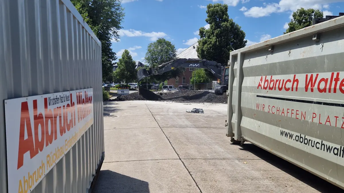 Der Rückbau läuft: Wo eigentlich saubere Sonnenenergie fließen sollte, dominieren nun Bagger und Abbruchcontainer das Bild auf dem Horber Hohenberg. Nach grünem Licht vom OLG Stuttgart lässt das Rathaus die statisch marode Großflächenkollektoranlage demontieren.